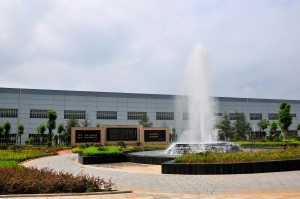 350vip浦京集团官网-位于公司办公区的绿化广场，中间位喷泉