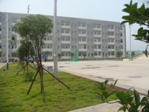 350vip浦京集团官网有限公司-员工宿舍，前面是篮球场